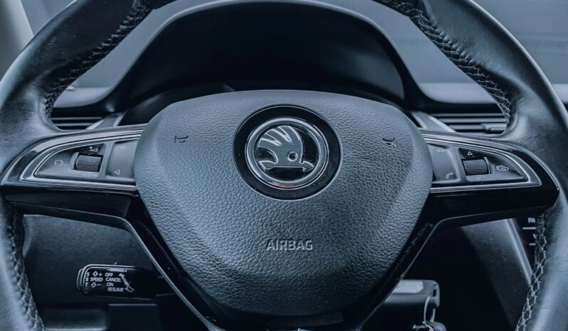 SKODA Octavia  | 4×4 (stały) | Automatyczna | 180 KM | Srebrny full