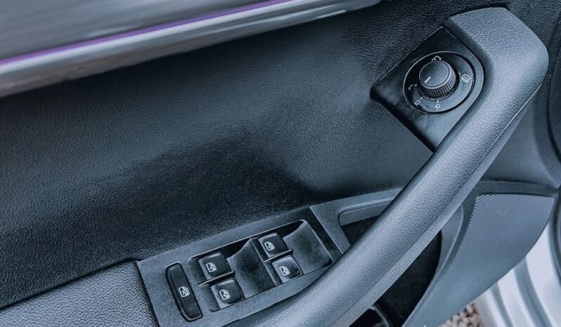 SKODA Octavia  | 4×4 (stały) | Automatyczna | 180 KM | Srebrny full