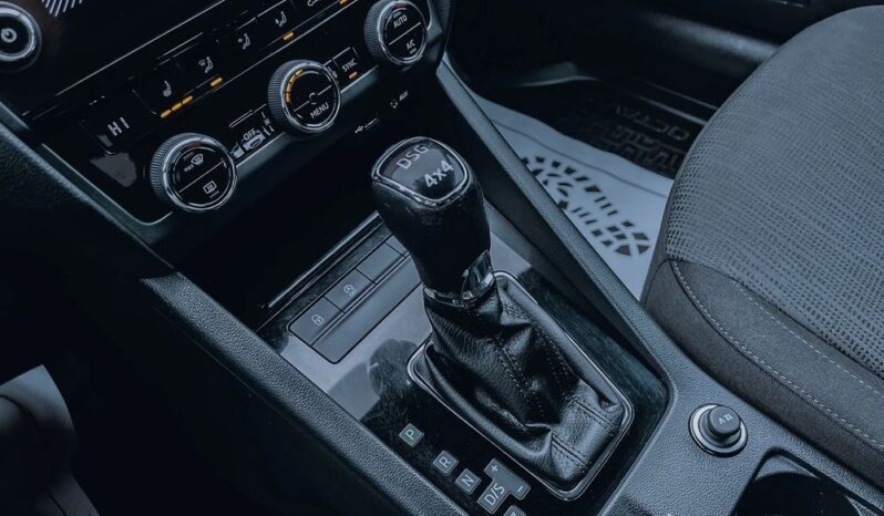 SKODA Octavia  | 4×4 (stały) | Automatyczna | 180 KM | Srebrny full