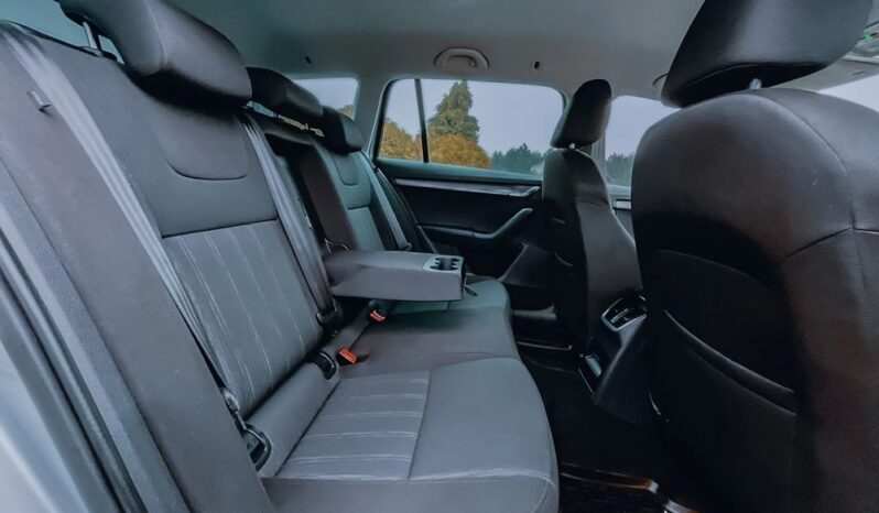 SKODA Octavia  | 4×4 (stały) | Automatyczna | 180 KM | Srebrny full