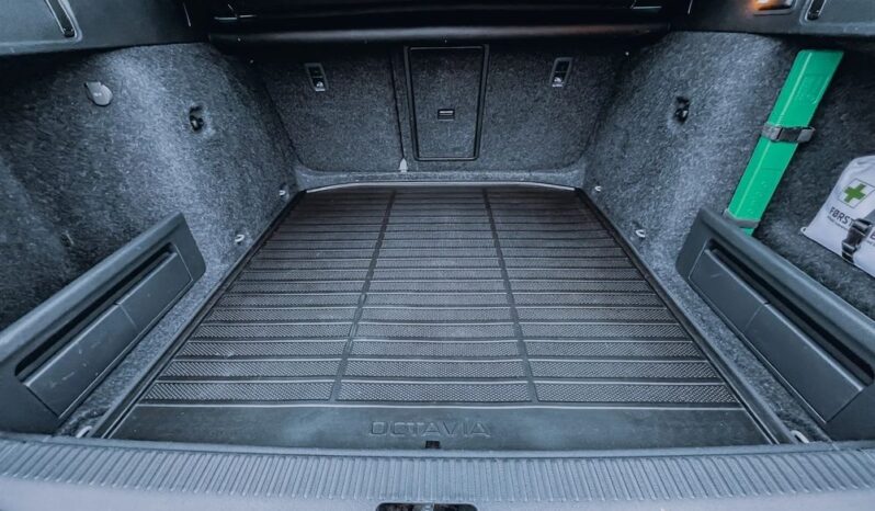 SKODA Octavia  | 4×4 (stały) | Automatyczna | 180 KM | Srebrny full