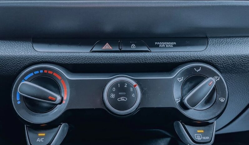 KIA Stonic  | FWD (przód) | Manualna | 100 KM | Niebieski full