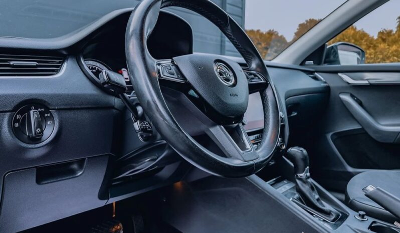 SKODA Octavia  | 4×4 (stały) | Automatyczna | 150 KM | Czarny full