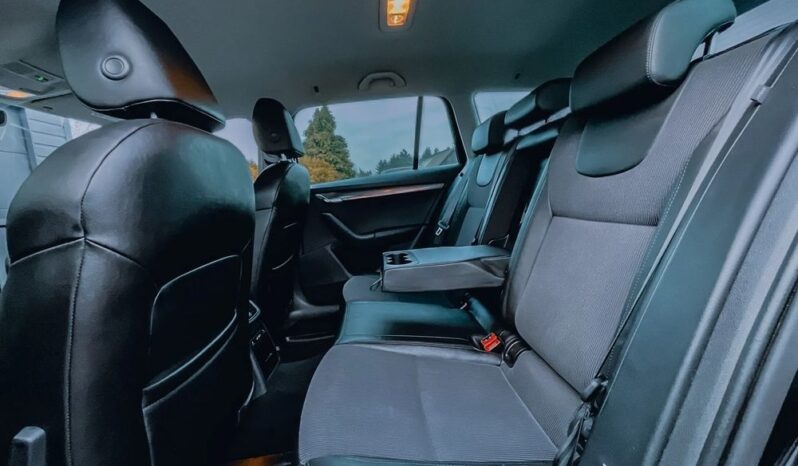 SKODA Octavia  | 4×4 (stały) | Automatyczna | 150 KM | Czarny full