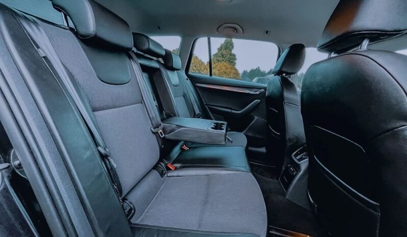 SKODA Octavia  | 4×4 (stały) | Automatyczna | 150 KM | Czarny full