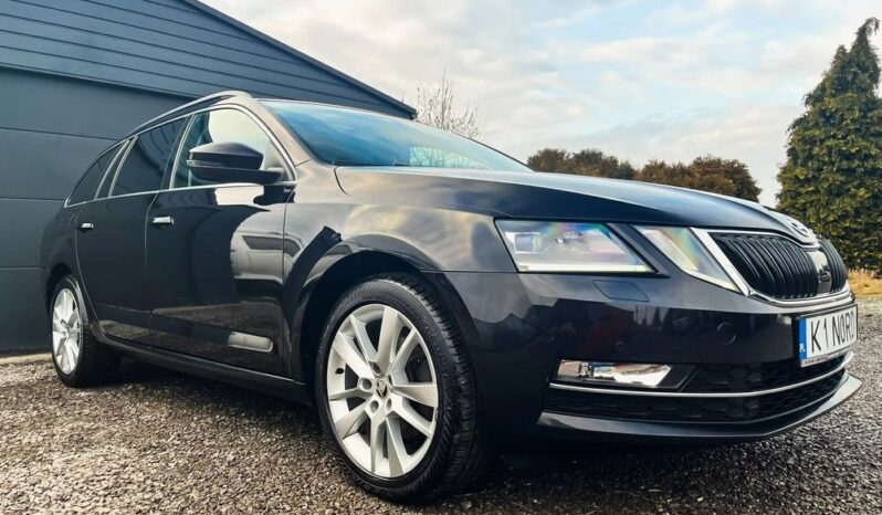 SKODA Octavia  | 4×4 (stały) | Automatyczna | 150 KM | Czarny full