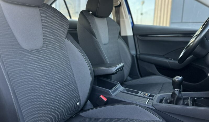 SKODA Octavia  | przedni | Manualna | 110 KM | Niebieski full