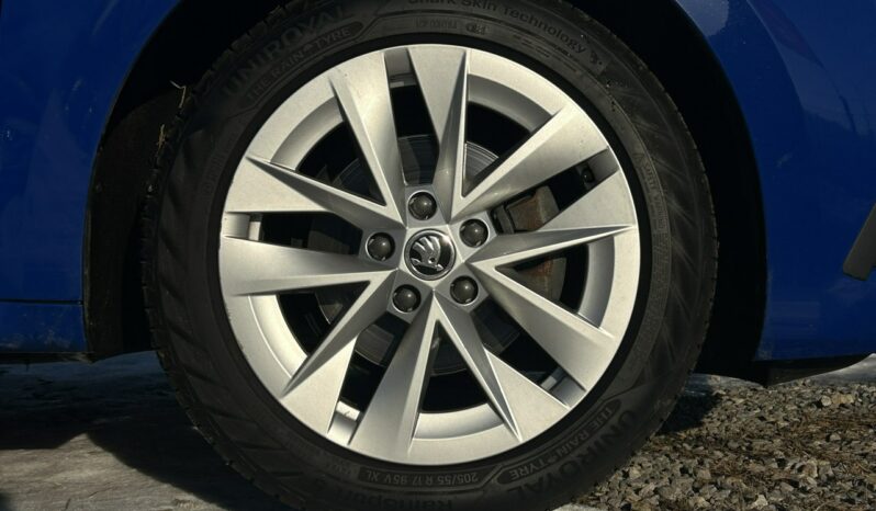 SKODA Octavia  | przedni | Automatyczna | 110 KM | Niebieski full