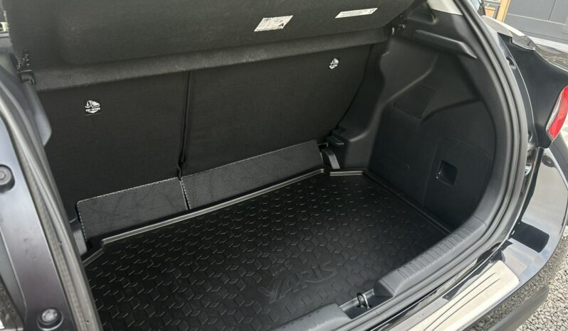 TOYOTA Yaris  | przedni | Automatyczna | 125 KM | Czarny full