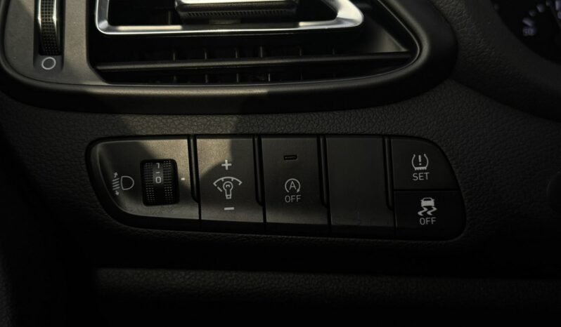 HYUNDAI I30  | przedni | automatyczna_dwusprzeglowa | 120 KM | Srebrny full