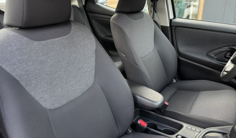 TOYOTA Yaris  | przedni | automatyczna_bezstopniowa | 116 KM | bialy full