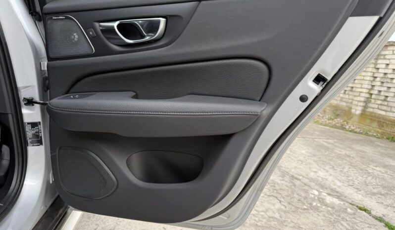 VOLVO V60  | 4×4 (doł. automatycznie) | Automatyczna | 150 KM | Srebrny full