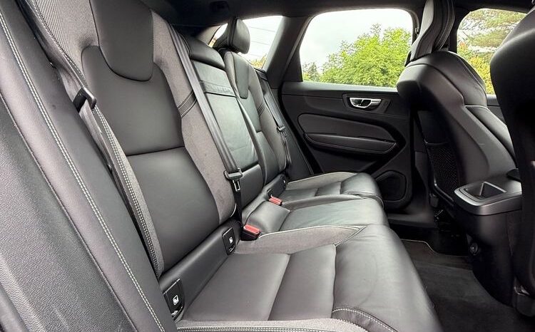 VOLVO XC 60 | FWD (przód) | Automatyczna | 250 KM | Srebrny full