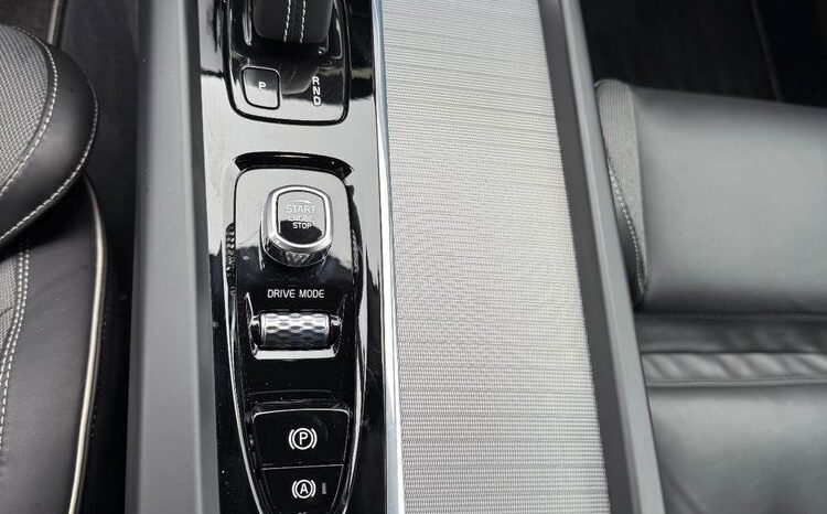 VOLVO XC 60 | FWD (przód) | Automatyczna | 250 KM | Srebrny full