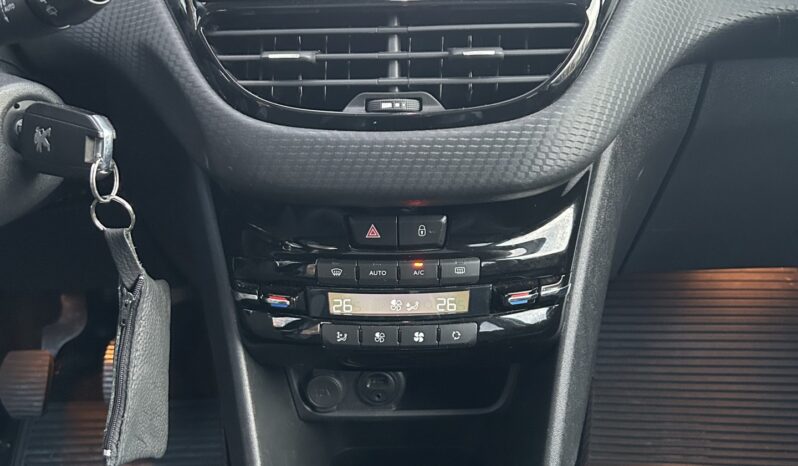 PEUGEOT 2008  | przedni | Manualna | 99 KM | Czarny full