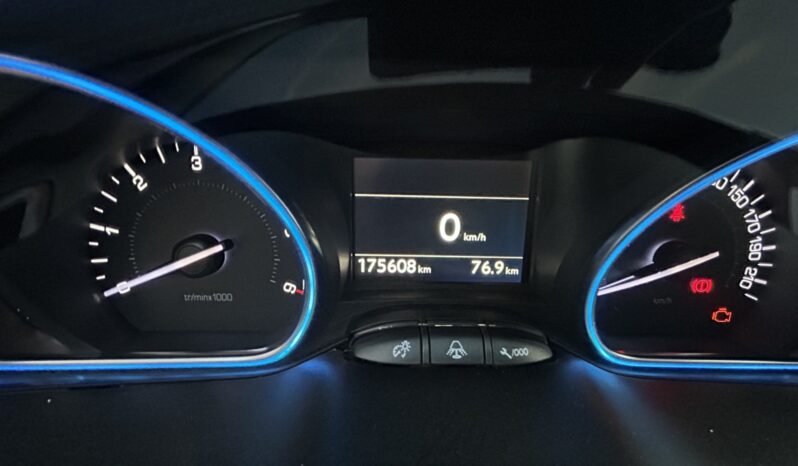 PEUGEOT 2008  | przedni | Manualna | 99 KM | Czarny full