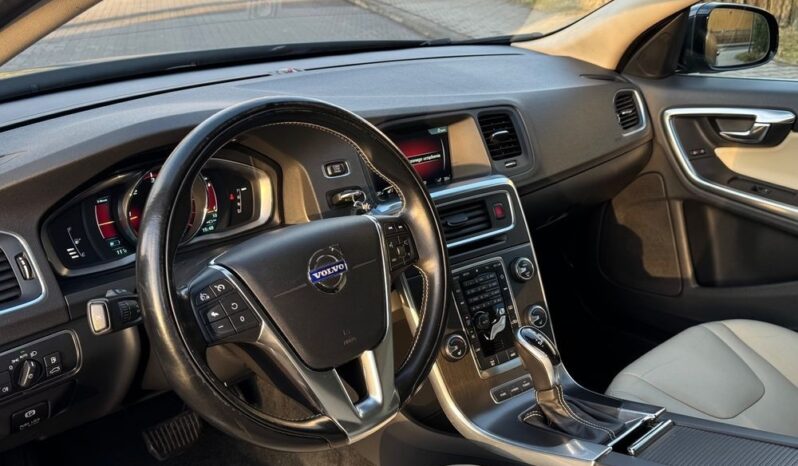 VOLVO V60  | 4×4 (doł. ręcznie) | Automatyczna | 215 KM | Szary full