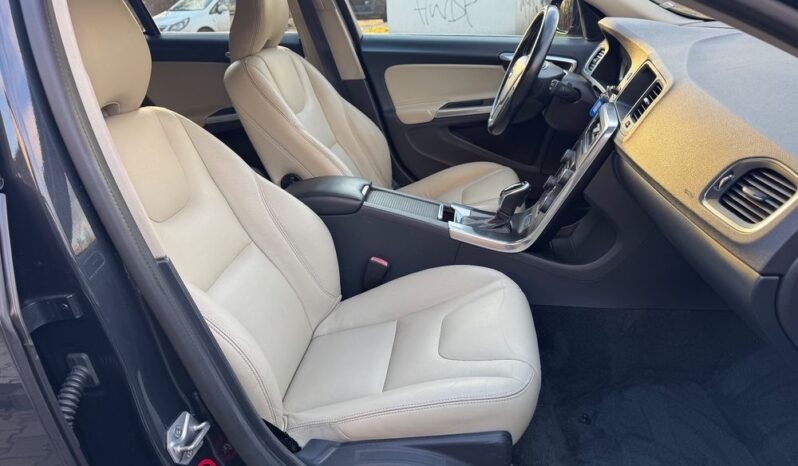 VOLVO V60  | 4×4 (doł. ręcznie) | Automatyczna | 215 KM | Szary full