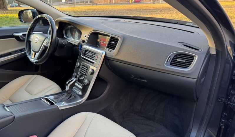 VOLVO V60  | 4×4 (doł. ręcznie) | Automatyczna | 215 KM | Szary full