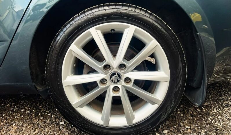 SKODA Octavia  | 4×4 (stały) | Manualna | 110 KM | Szary full