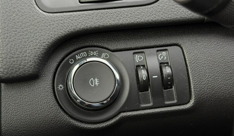 OPEL Insignia  | FWD (przód) | Manualna | 140 KM | niebieski jasny full