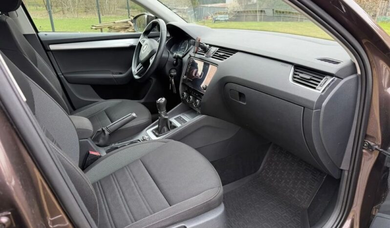 SKODA Octavia  | FWD (przód) | Manualna | 150 KM | Brązowy full