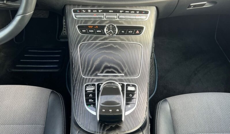 MERCEDES-BENZ   Klasa E    194 KM    Automatyczna    RWD (tył)    Biały full
