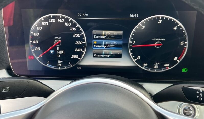 MERCEDES-BENZ   Klasa E    194 KM    Automatyczna    RWD (tył)    Biały full