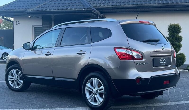 NISSAN   Qashqai+2     130 KM    Manualna    FWD (przód)    Brązowy full