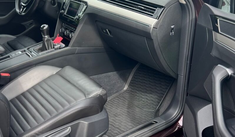 VOLKSWAGEN   Passat     190 KM    Manualna    FWD (przód)    Bordowy full