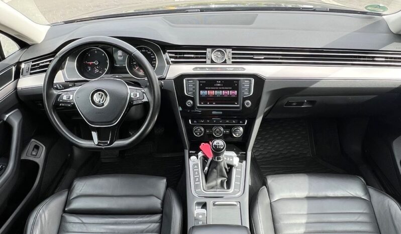 VOLKSWAGEN   Passat     190 KM    Manualna    FWD (przód)    Bordowy full