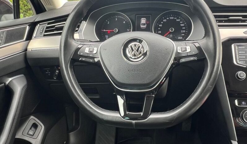 VOLKSWAGEN   Passat     190 KM    Manualna    FWD (przód)    Bordowy full