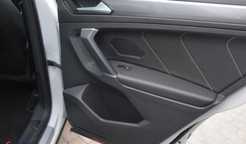 VOLKSWAGEN Tiguan  | 4×4 (stały) | Automatyczna | 240 KM | Biały full