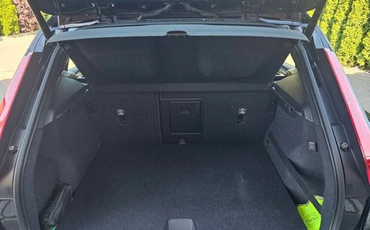 VOLVO XC 40 | FWD (przód) | Automatyczna | 149 KM | Czarny full
