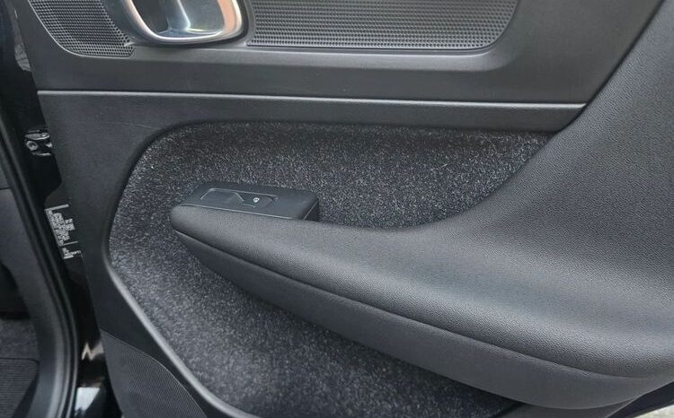 VOLVO XC 40 | FWD (przód) | Automatyczna | 149 KM | Czarny full