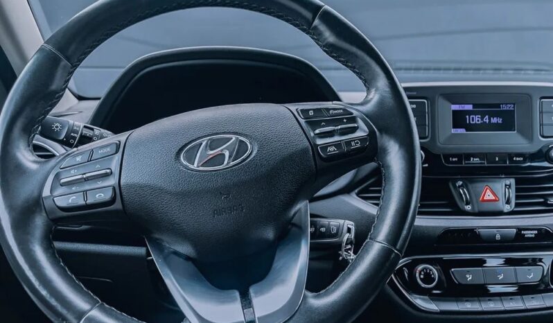 HYUNDAI I30  | FWD (przód) | Manualna | 110 KM | Srebrny full