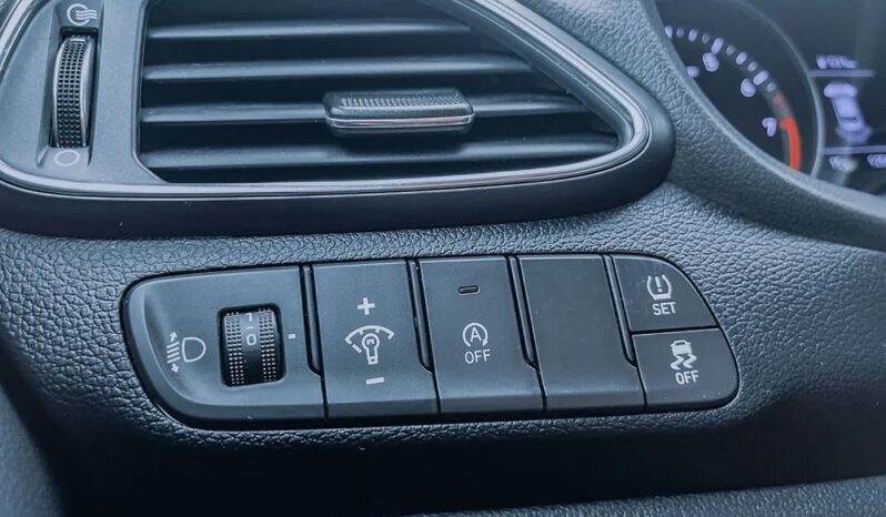 HYUNDAI I30  | FWD (przód) | Manualna | 110 KM | Srebrny full