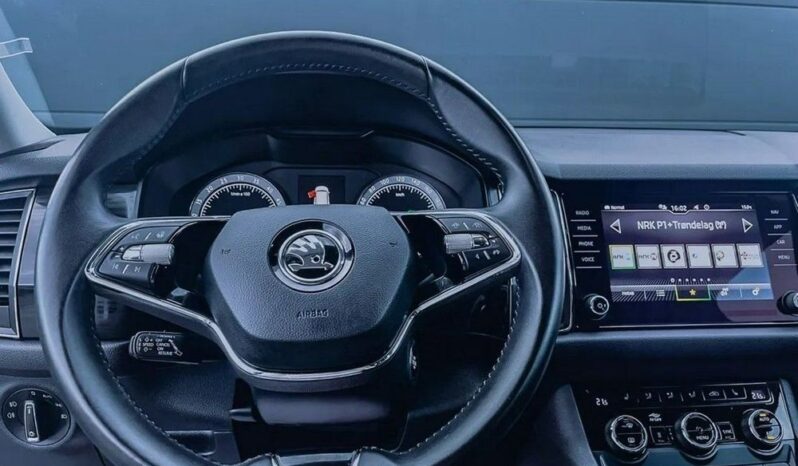 SKODA Kodiaq  | 4×4 (doł. ręcznie) | Automatyczna | 150 KM | Biały full