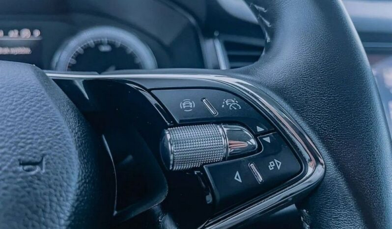 SKODA Kodiaq  | 4×4 (doł. ręcznie) | Automatyczna | 150 KM | Biały full