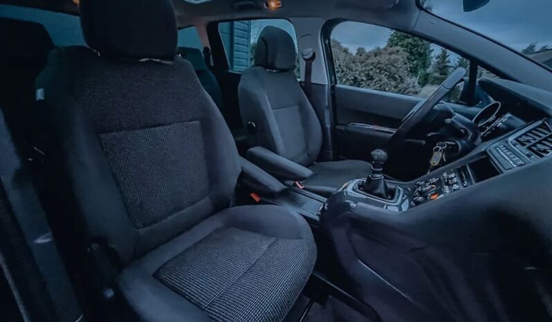 PEUGEOT 5008  | FWD (przód) | Manualna | 120 KM | Czarny full