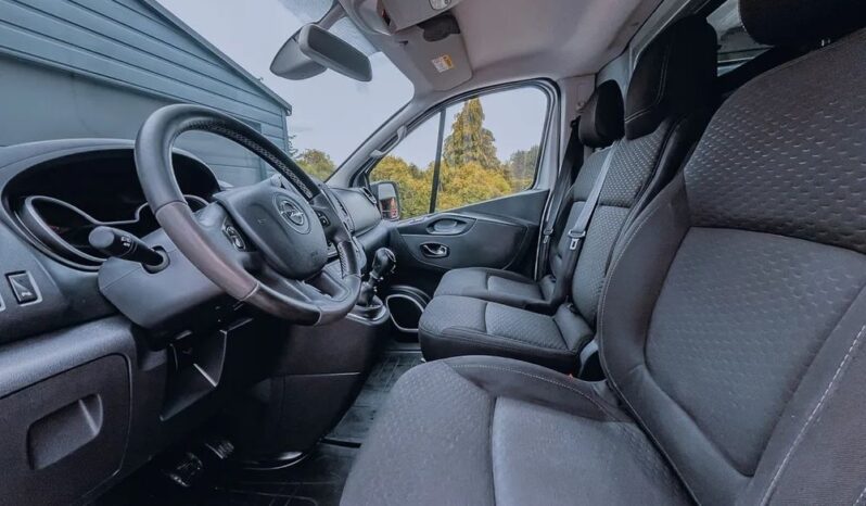OPEL Vivaro | FWD (przód) | Manualna | 120 KM | Srebrny full