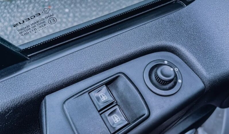 OPEL Vivaro | FWD (przód) | Manualna | 120 KM | Srebrny full