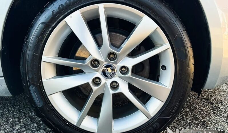 SKODA Octavia  | FWD (przód) | Automatyczna | 115 KM | Srebrny full