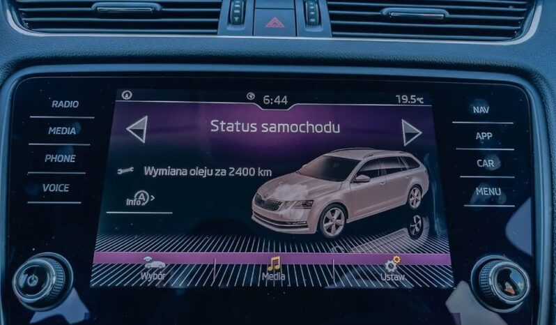 SKODA Octavia  | FWD (przód) | Automatyczna | 115 KM | Srebrny full