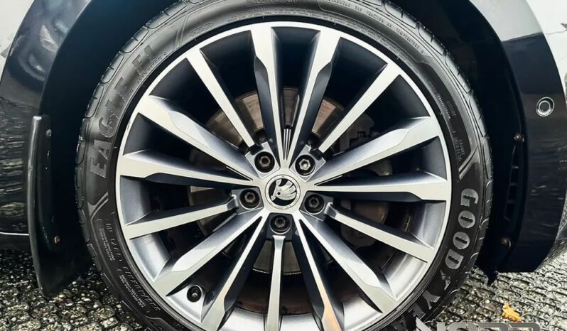 Skoda Superb | 4×4 (stały) | Automatyczna | 280 KM | Czarny full