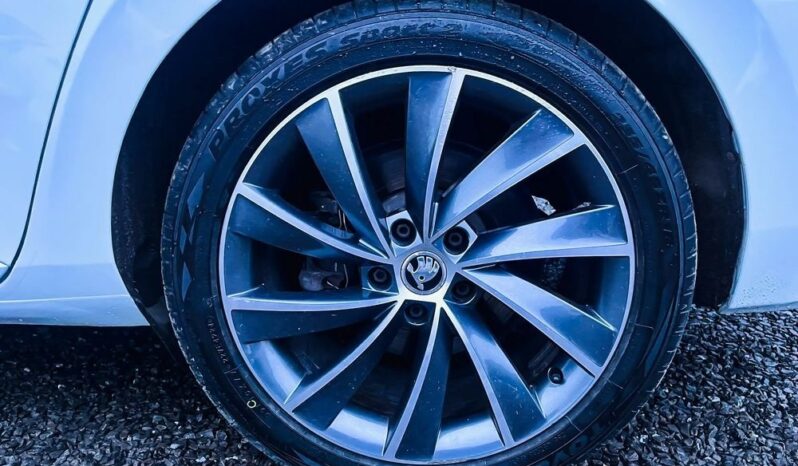 SKODA Superb  | 4×4 (stały) | Manualna | 150 KM | Biały full