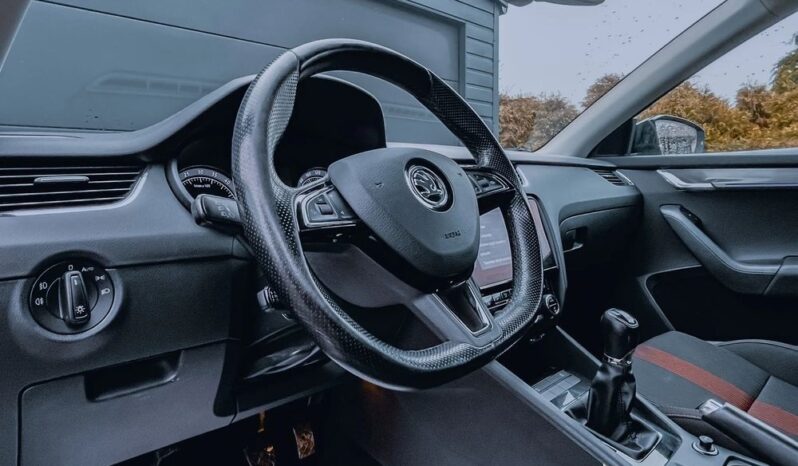 SKODA Octavia  | 4×4 (doł. automatycznie) | Manualna | 150 KM | Czarny full