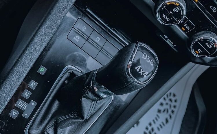 SKODA Octavia  | 4×4 (stały) | Automatyczna | 184 KM | Biały full