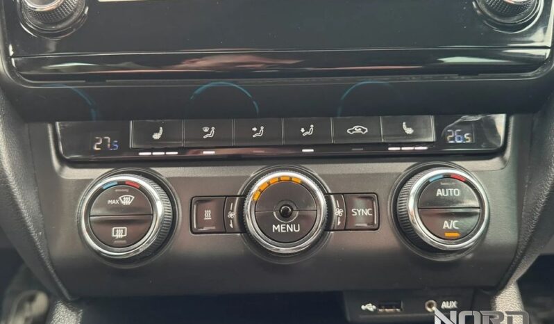 SKODA Octavia  | 4×4 (stały) | Automatyczna | 184 KM | Niebieski full