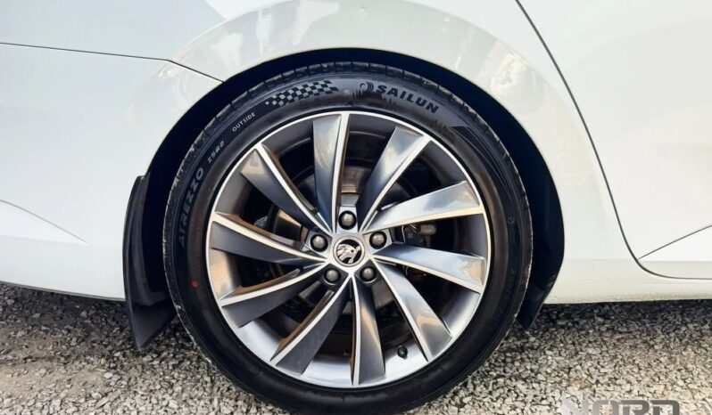 SKODA Superb  | 4×4 (stały) | Automatyczna | 190 KM | Biały full
